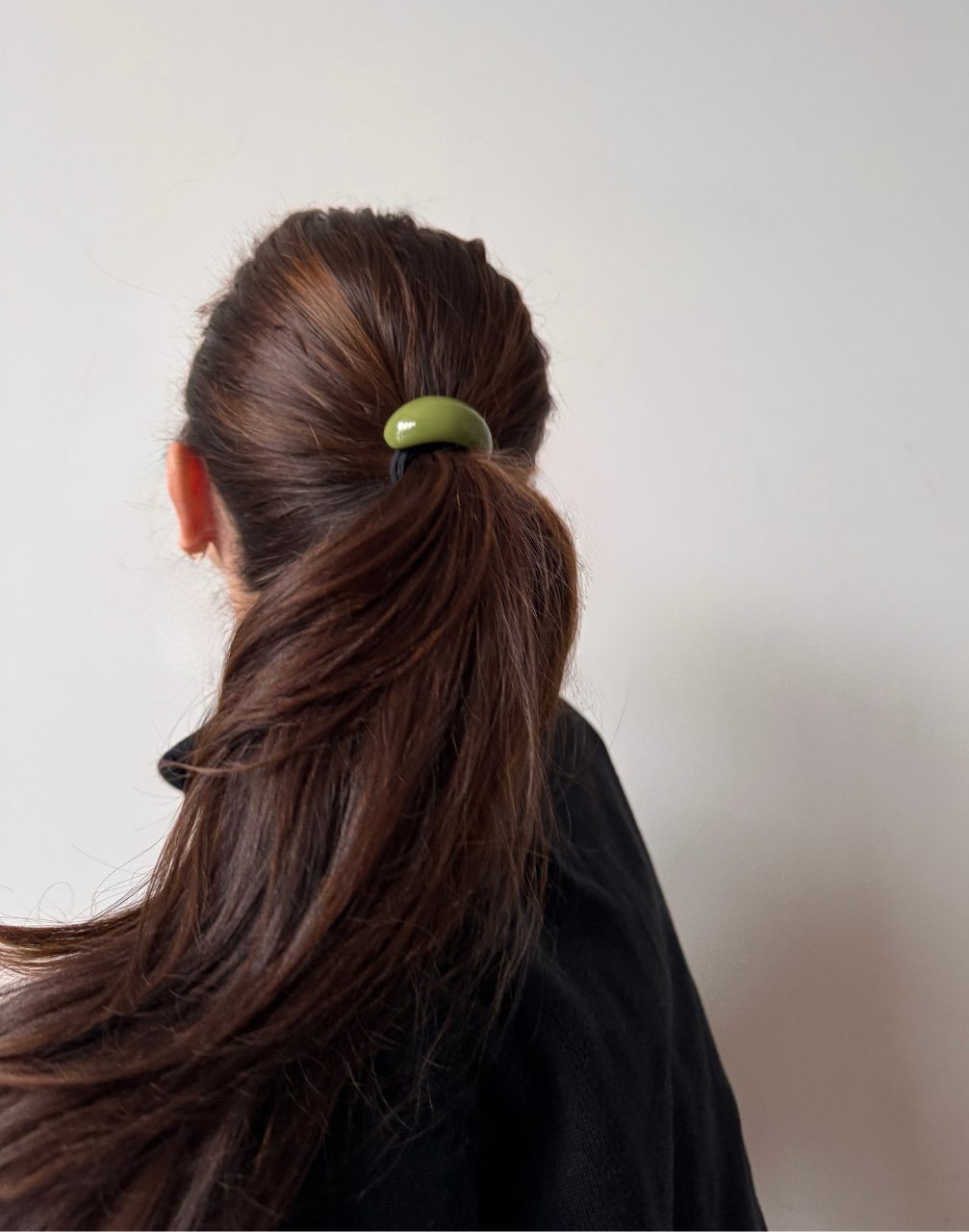 Hair band in green in a ponytail